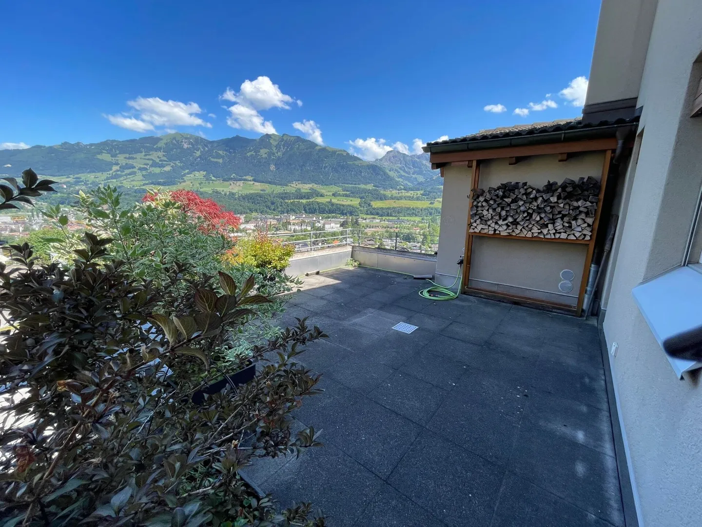 Appartamento con terrazza di 5,5 stanze con vista mozzafiato sul lago e sulle montagne - Foto 4 di 17