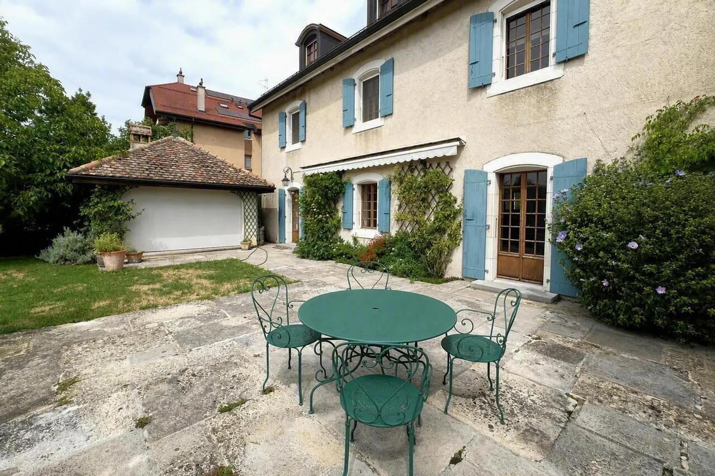 Magnifico appartamento di 6,5 stanze in una casa di villaggio, accesso a un grande giardino privato - Foto 1 di 11