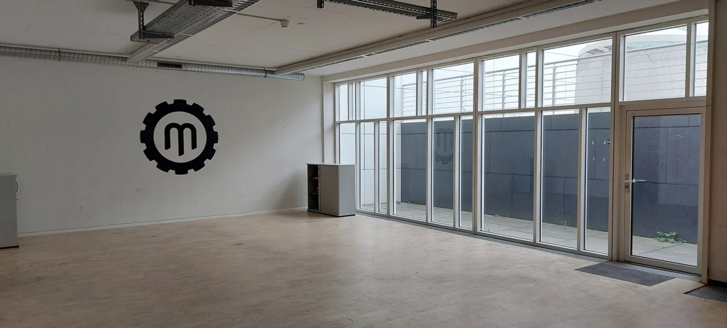 Spacious Office Space Near Train - Photo 3 of 6