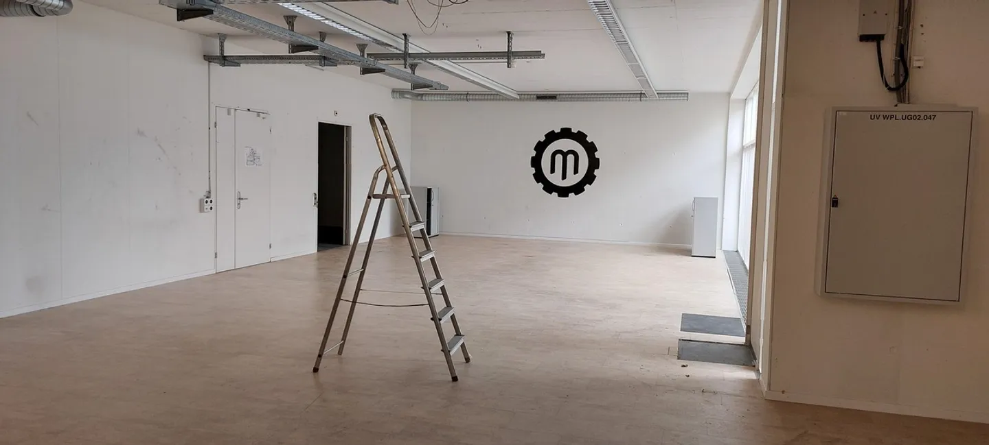 Spacious Office Space Near Train - Photo 4 of 6