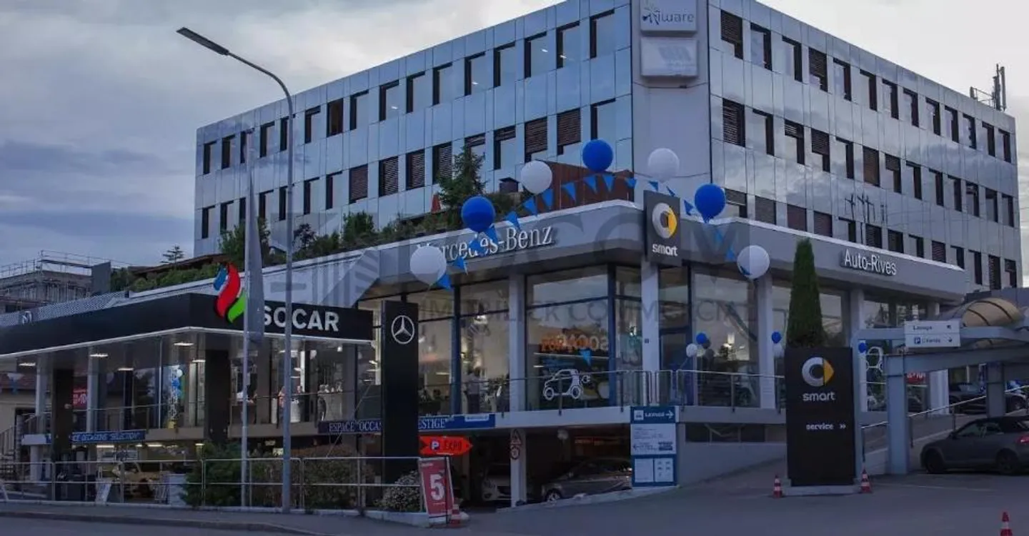 Scrivania o Ufficio Privato con Vista Lago - Foto 1 di 8