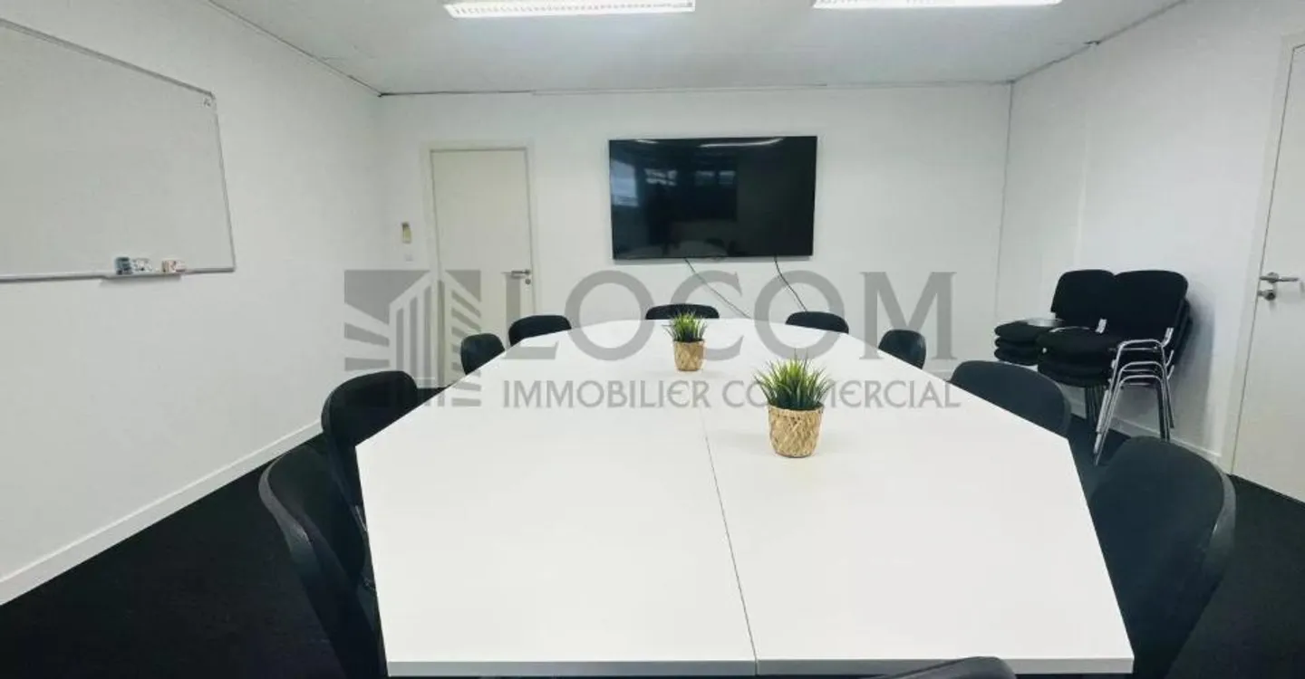 Scrivania o Ufficio Privato con Vista Lago - Foto 8 di 8