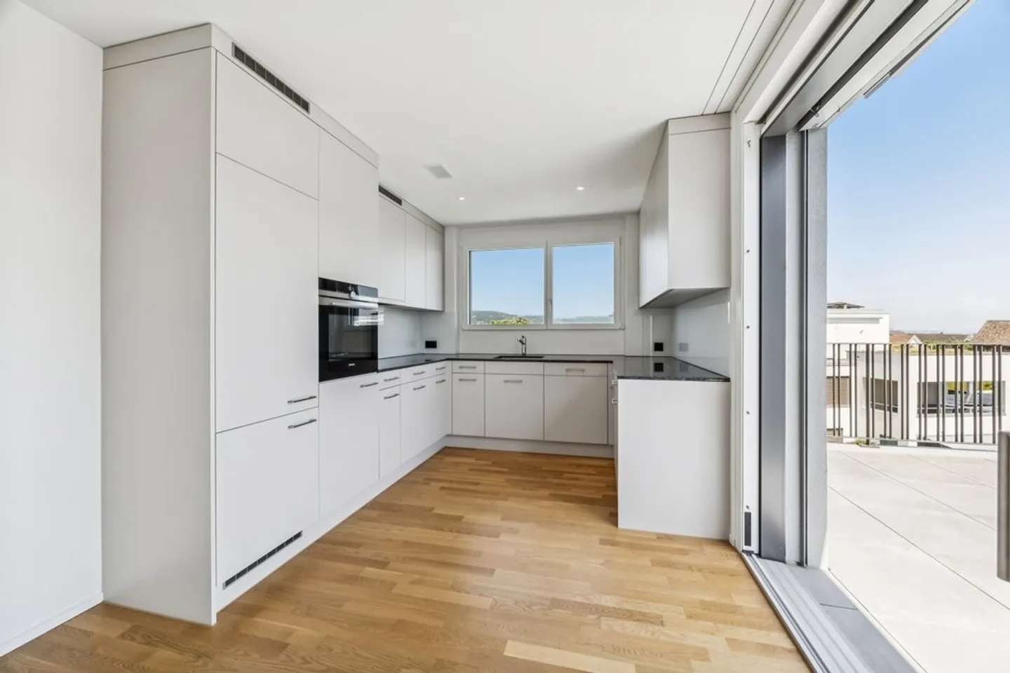 Modern 2.5-Room Apartment - Photo 3 of 10