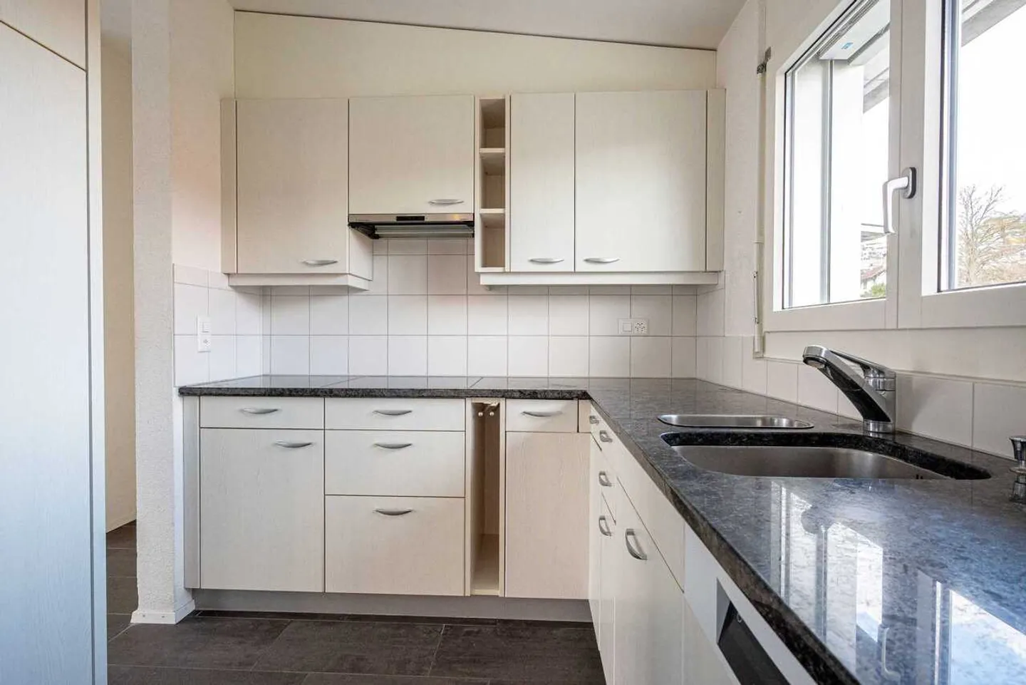 Bright 4.5-room attic apartment with terrace in Boll/Vechigen for rent - Photo 3 of 13