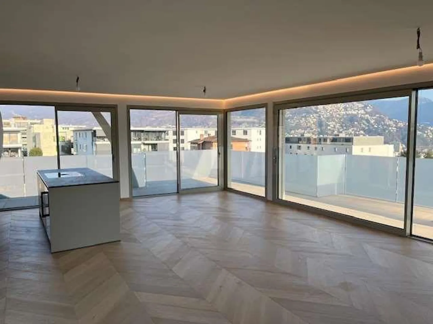Massagno: Penthouse with Roof Terrace and Free View - Photo 2 of 7