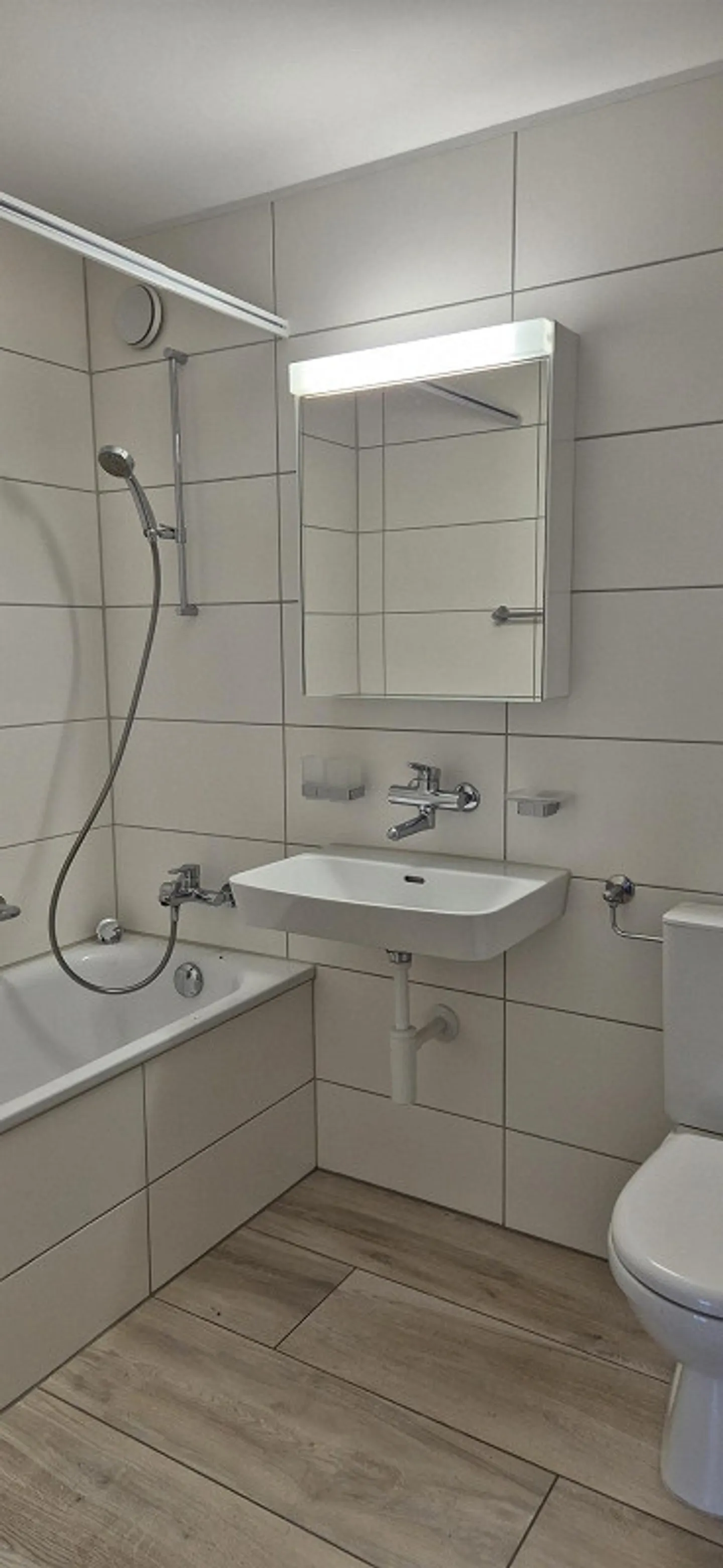 Appartamento recentemente ristrutturato con grande balcone in un quartiere tranquillo - Foto 7 di 9