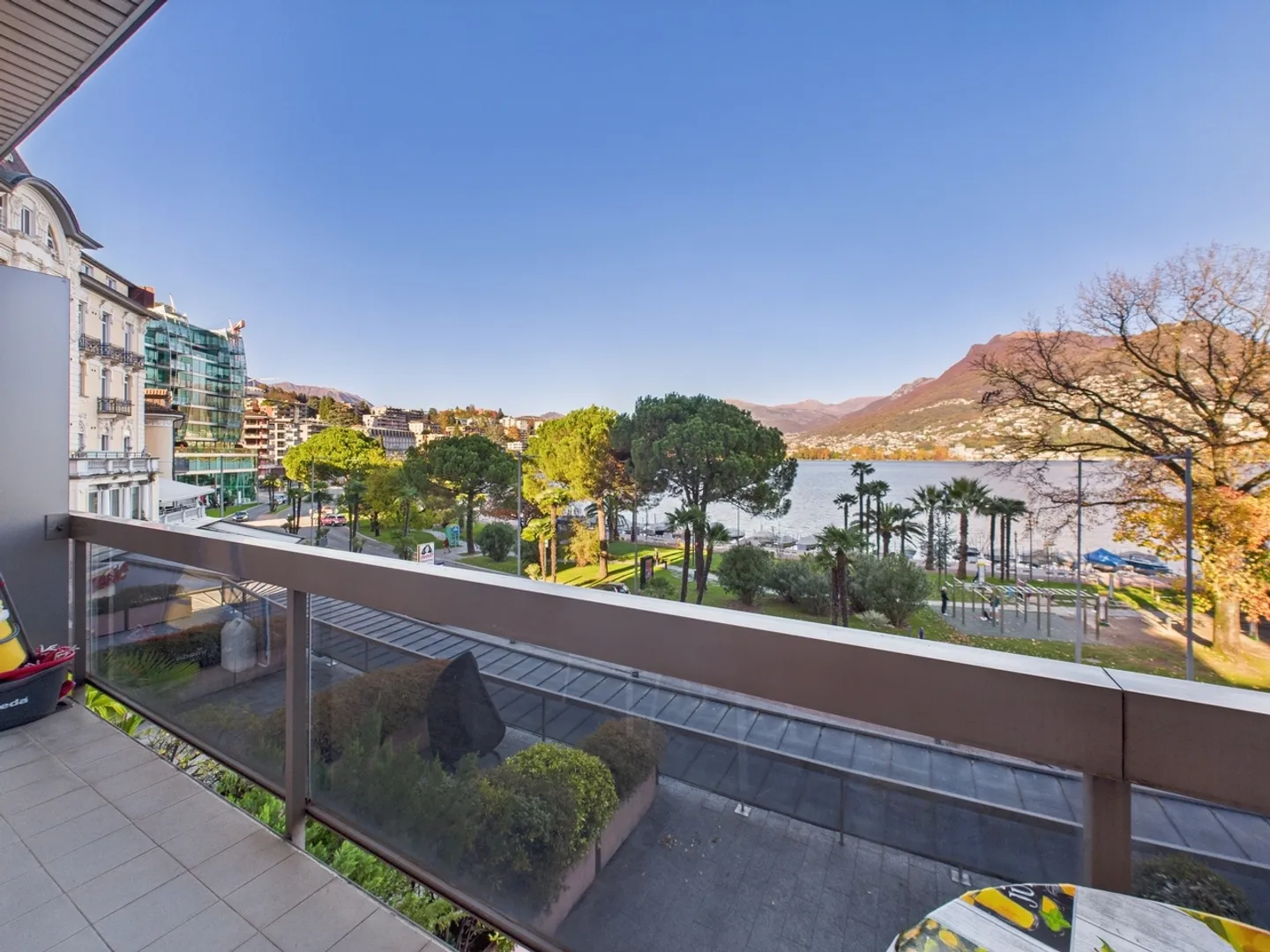 Elegant one-room apartment with lake view in Paradiso renovated - Photo 1 of 12