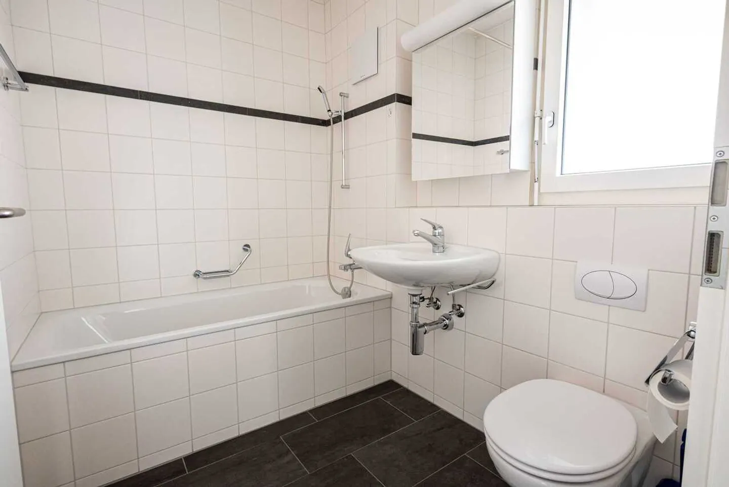 Bright 4.5-room attic apartment with terrace in Boll/Vechigen for rent - Photo 12 of 13