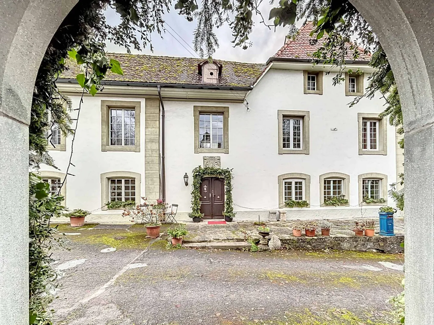 An exceptional estate steeped in history - A rare opportunity on the market! - Photo 2 of 13