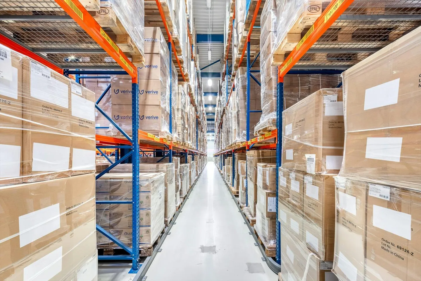 3,200 m² heated warehouse with high racks including Jungheinrich forklifts and 180 m² office space - Photo 8 of 13