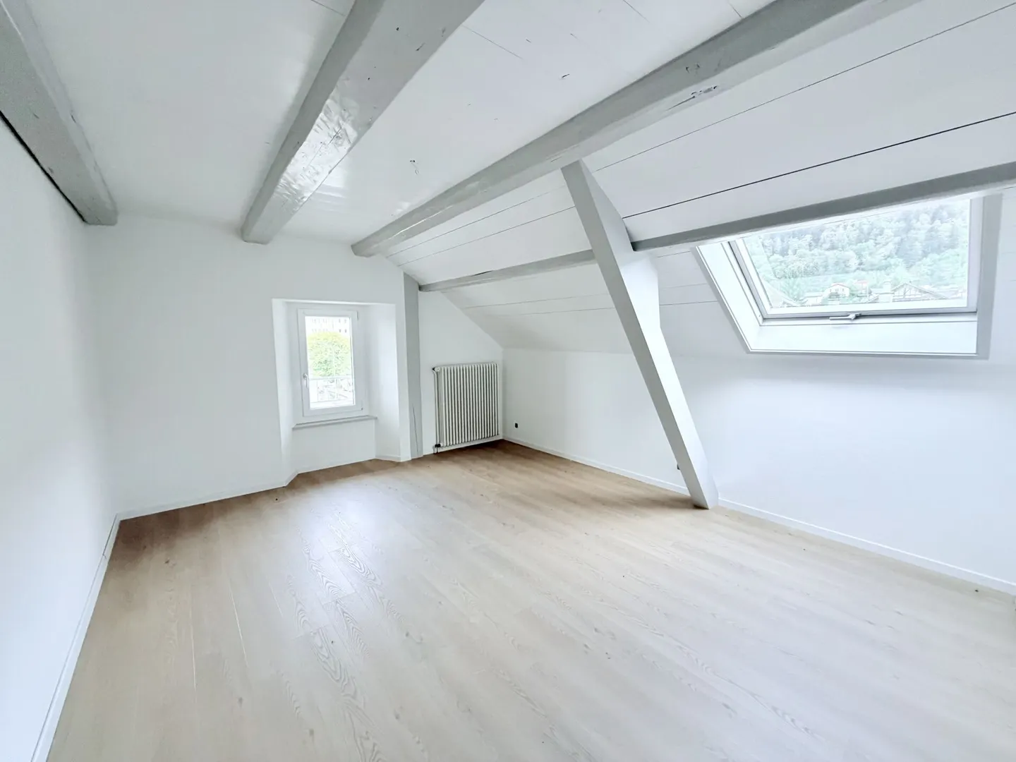 Appartement rénové avec terrasse - Photo 2 sur 8