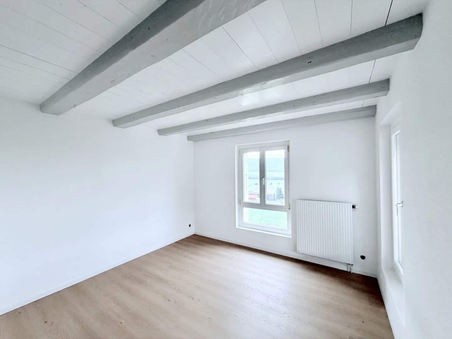 Appartement rénové avec terrasse - Photo 3 sur 8
