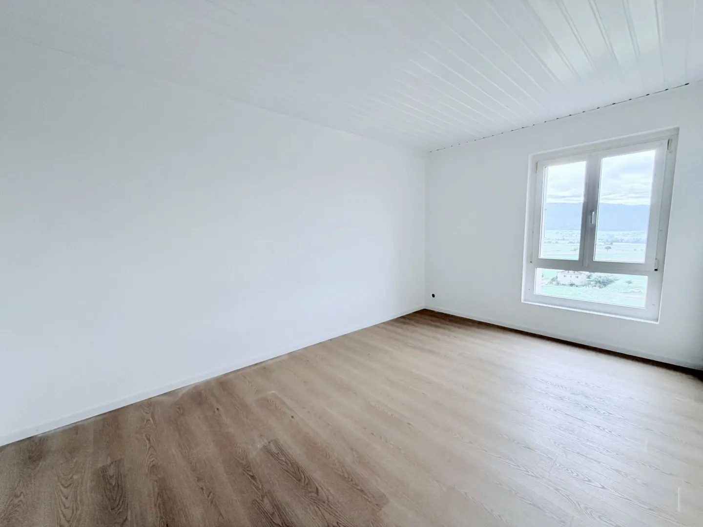 Appartement rénové avec terrasse - Photo 4 sur 8