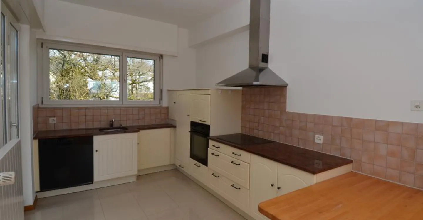 Helle und geräumige 5,5 Zimmer mit großem Balkon, nahe den Annehmlichkeiten - Foto 1 von 14