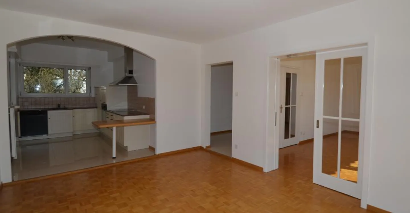 Helle und geräumige 5,5 Zimmer mit großem Balkon, nahe den Annehmlichkeiten - Foto 2 von 14
