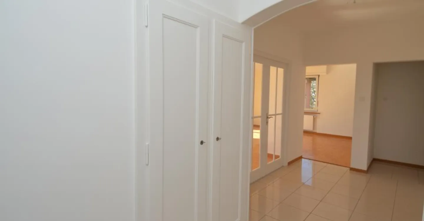 Helle und geräumige 5,5 Zimmer mit großem Balkon, nahe den Annehmlichkeiten - Foto 3 von 14