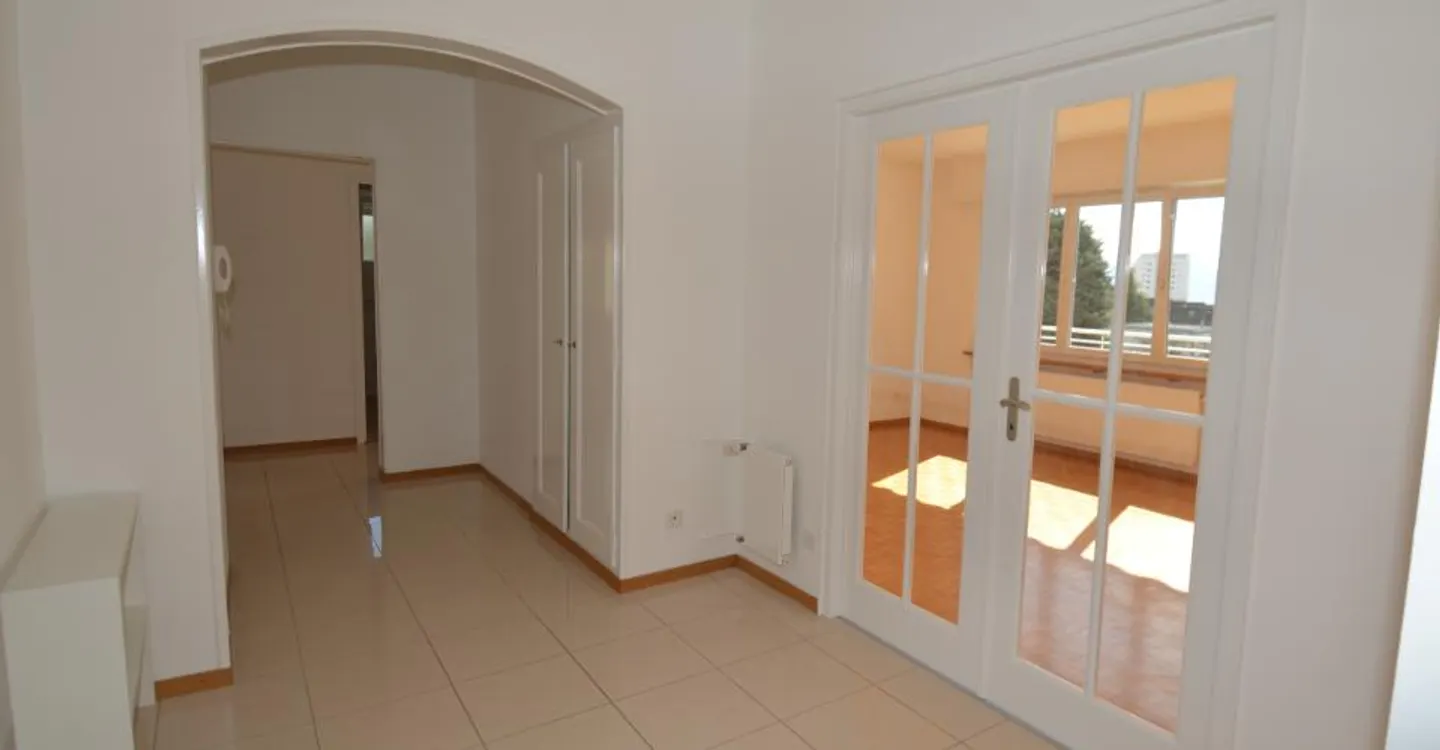 Helle und geräumige 5,5 Zimmer mit großem Balkon, nahe den Annehmlichkeiten - Foto 4 von 14
