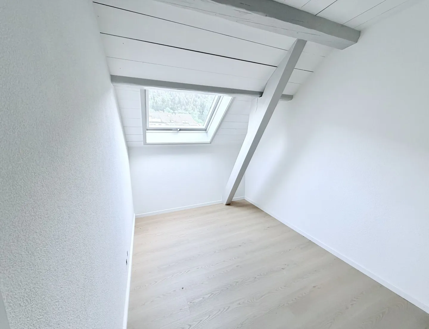 Appartement rénové avec terrasse - Photo 5 sur 8