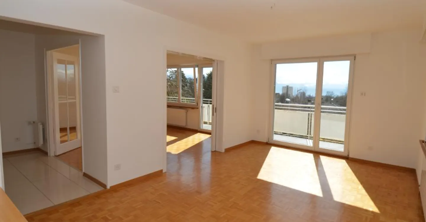 Helle und geräumige 5,5 Zimmer mit großem Balkon, nahe den Annehmlichkeiten - Foto 5 von 14