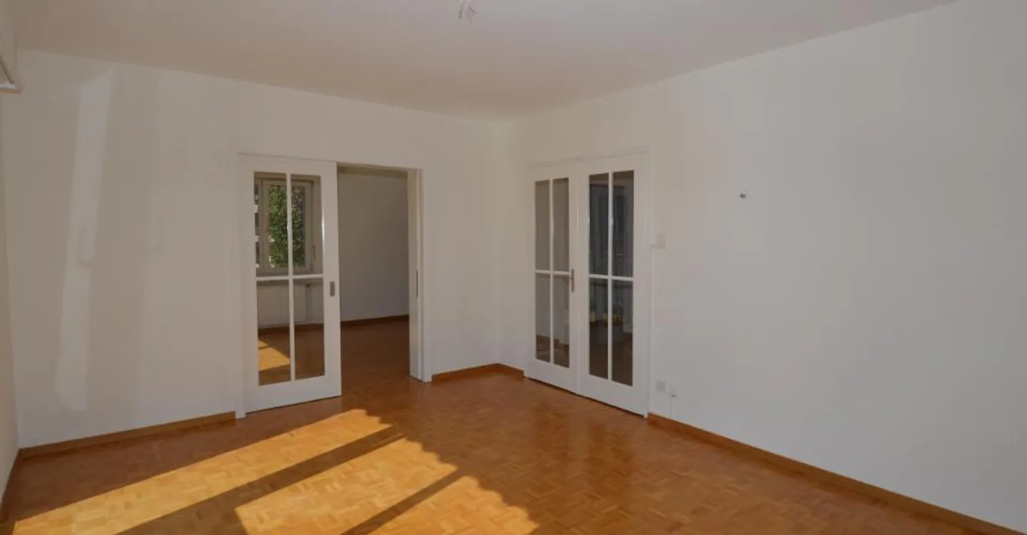 Helle und geräumige 5,5 Zimmer mit großem Balkon, nahe den Annehmlichkeiten - Foto 6 von 14