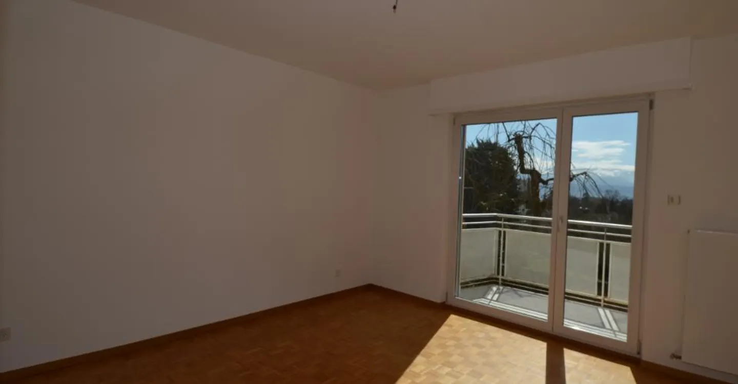 Helle und geräumige 5,5 Zimmer mit großem Balkon, nahe den Annehmlichkeiten - Foto 7 von 14