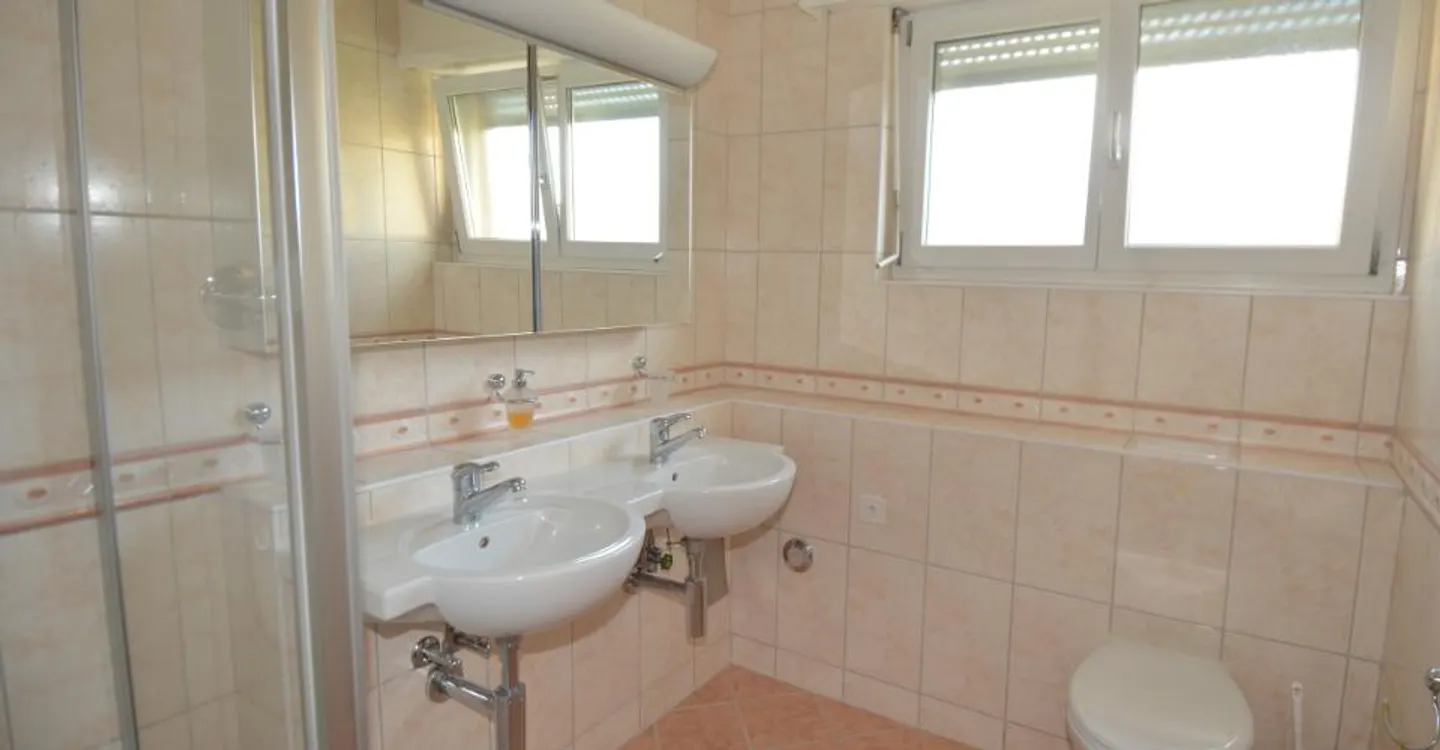 Helle und geräumige 5,5 Zimmer mit großem Balkon, nahe den Annehmlichkeiten - Foto 9 von 14