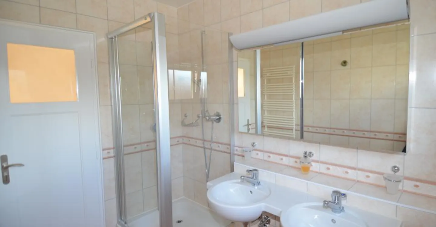 Helle und geräumige 5,5 Zimmer mit großem Balkon, nahe den Annehmlichkeiten - Foto 10 von 14