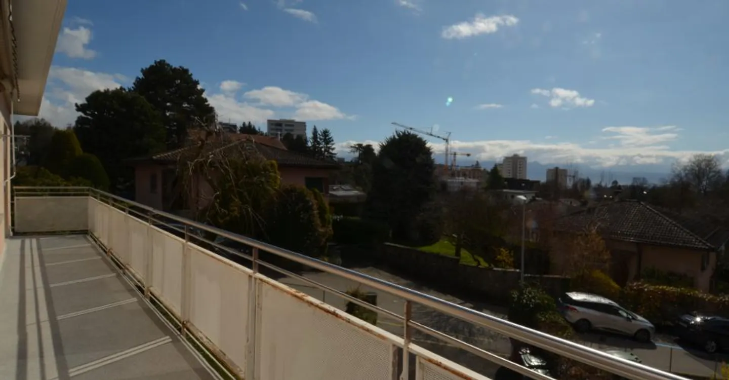 Helle und geräumige 5,5 Zimmer mit großem Balkon, nahe den Annehmlichkeiten - Foto 12 von 14