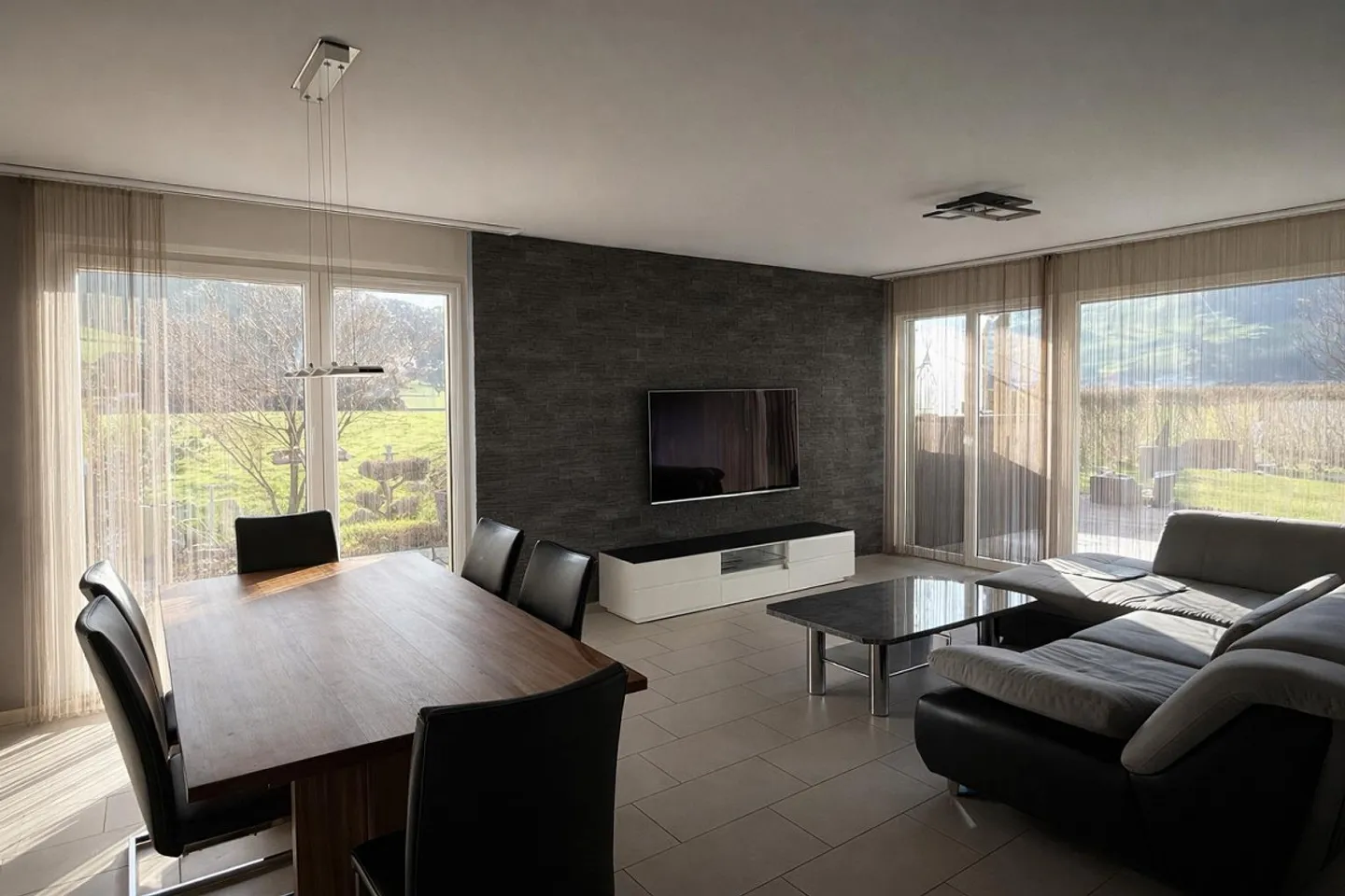 4.5-Room Garden Apartment with Conservatory & Mountain View - Photo 3 of 16