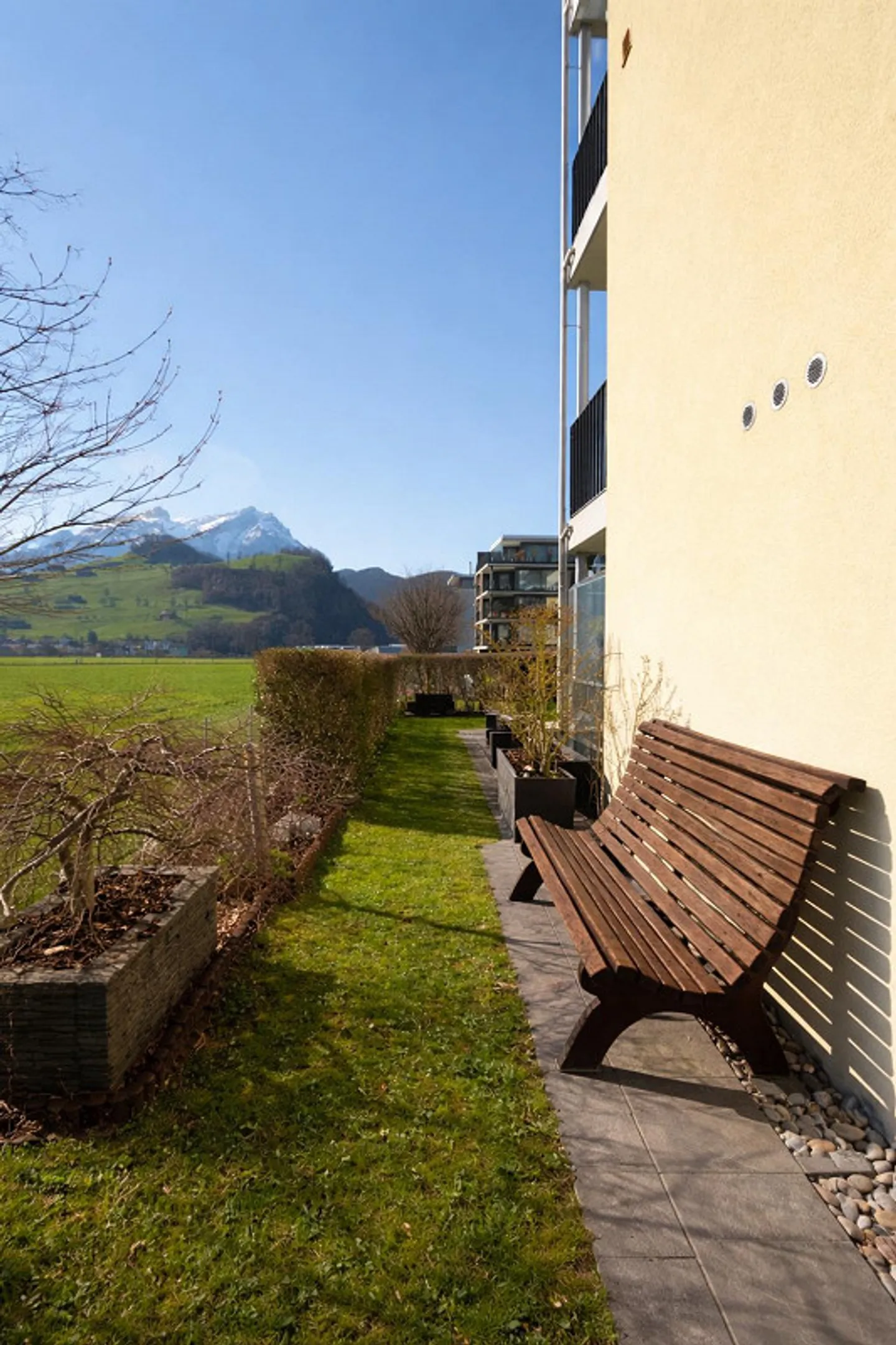 4.5-Room Garden Apartment with Conservatory & Mountain View - Photo 15 of 16