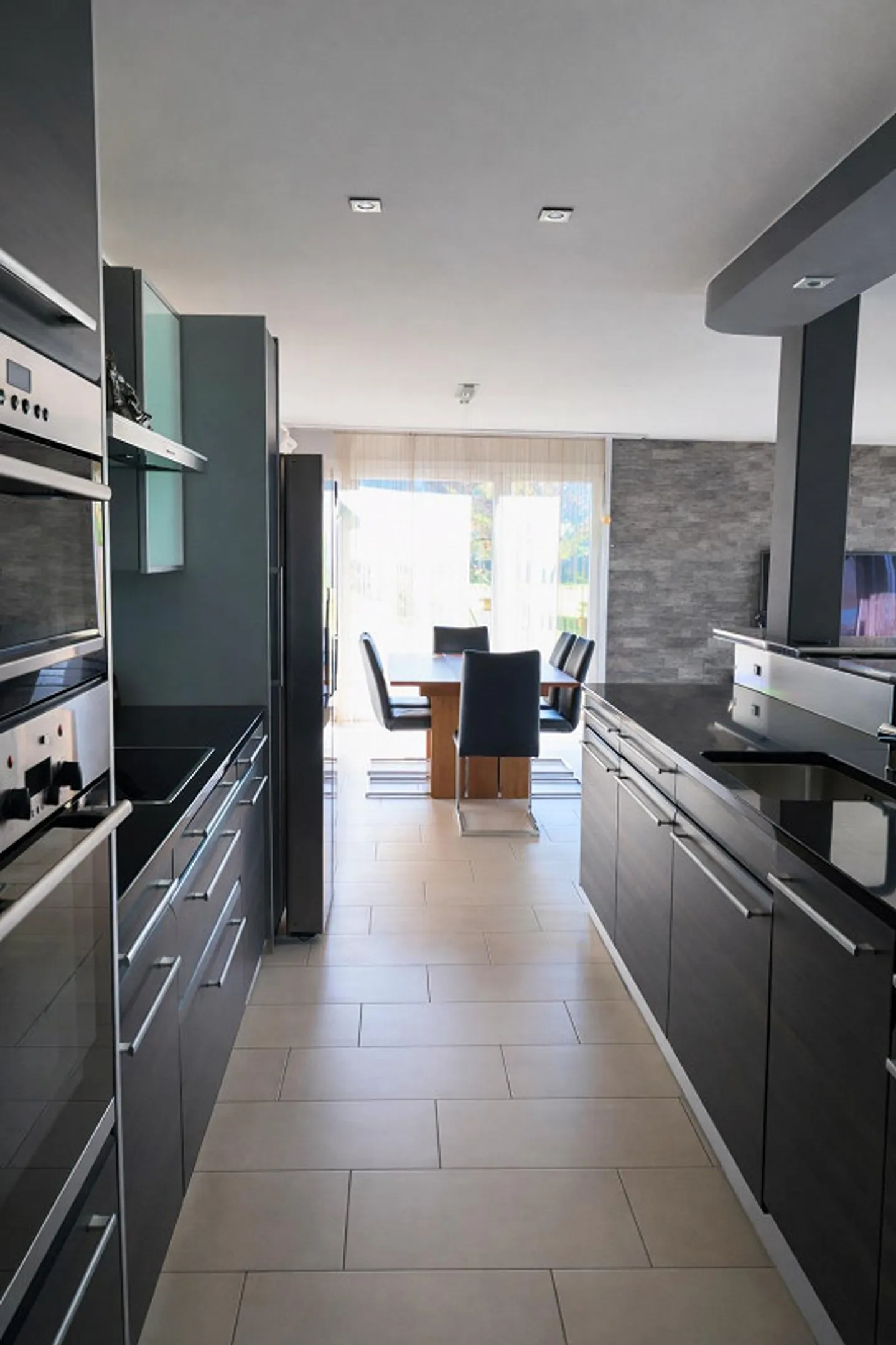 4.5-Room Garden Apartment with Conservatory & Mountain View - Photo 7 of 16