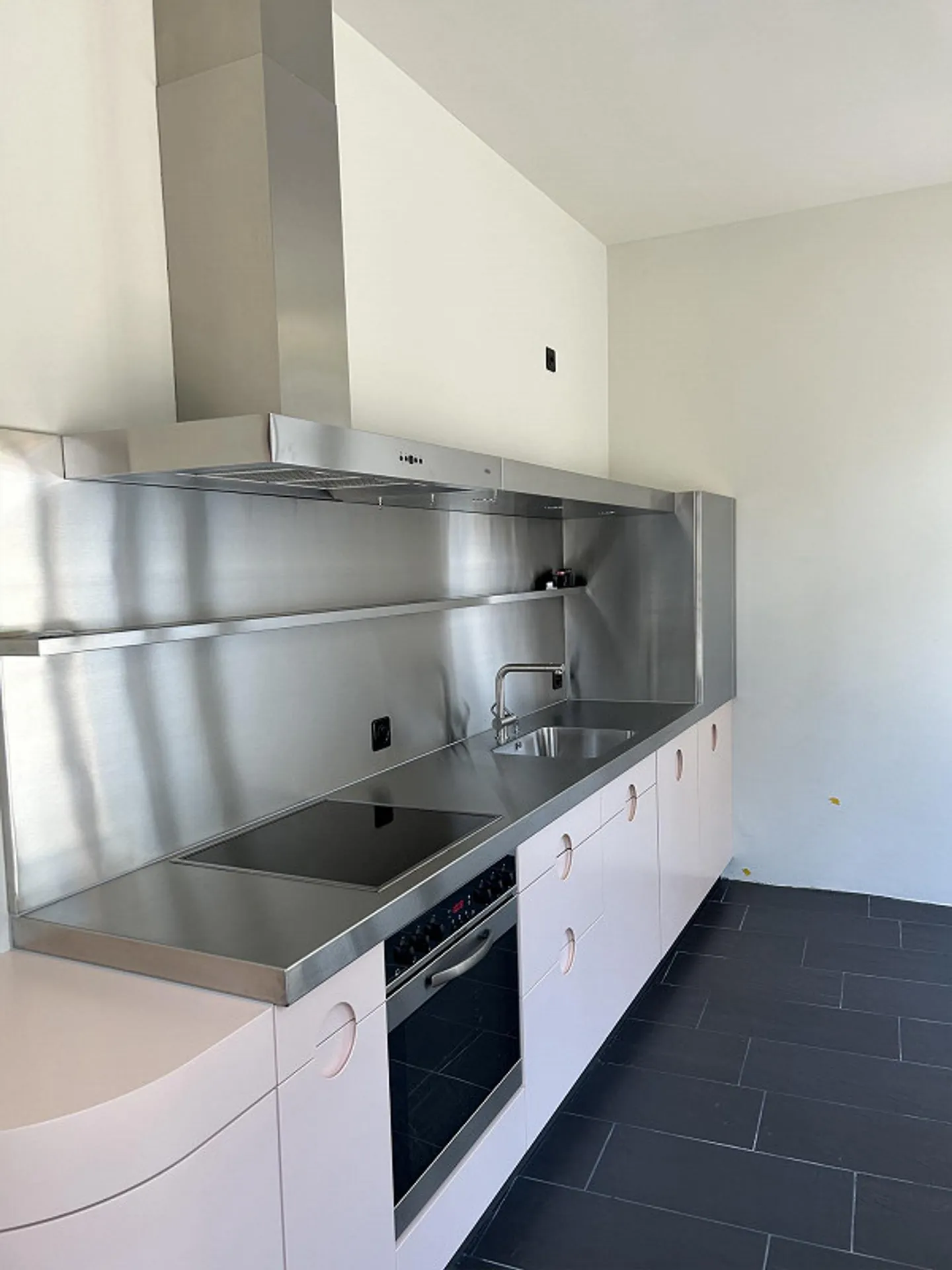 Un Gioiello nel Mezzo della Strettezza - Foto 2 di 13