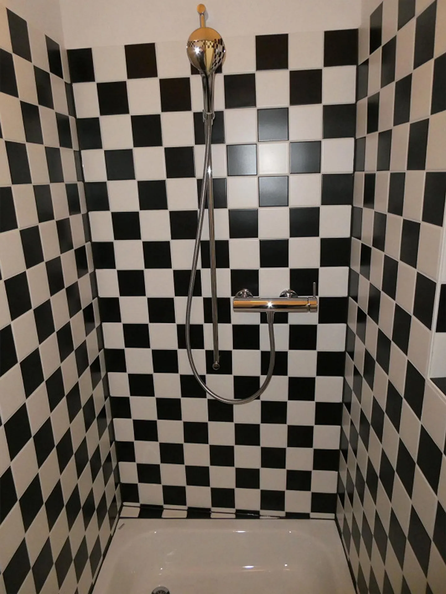 Un Gioiello nel Mezzo della Strettezza - Foto 8 di 13