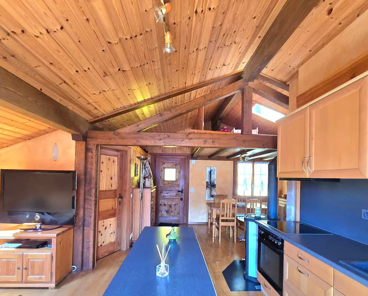 Magnificent family chalet with 2 apartments. Annexes, outdoor space, sun and view, - Photo 9 of 13