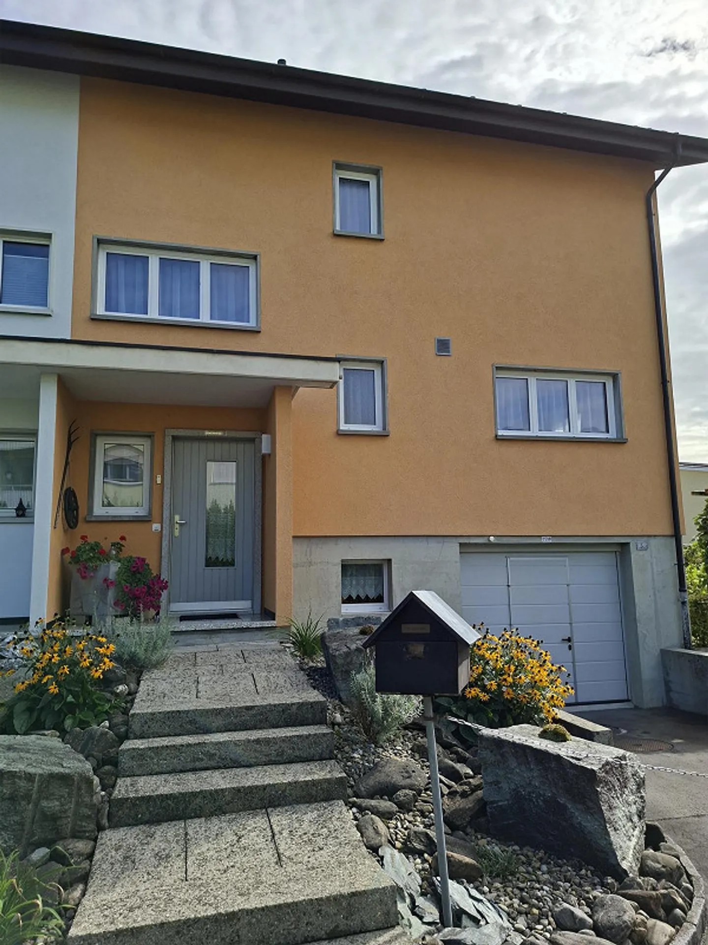 Charmantes Doppel-EFH - Foto 1 von 9