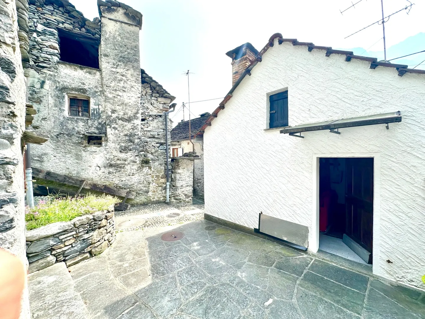 Juwel von 1700: Einfamilienhaus mit Möbeln in ruhiger und zentraler Lage in Someo - Photo 9 sur 12