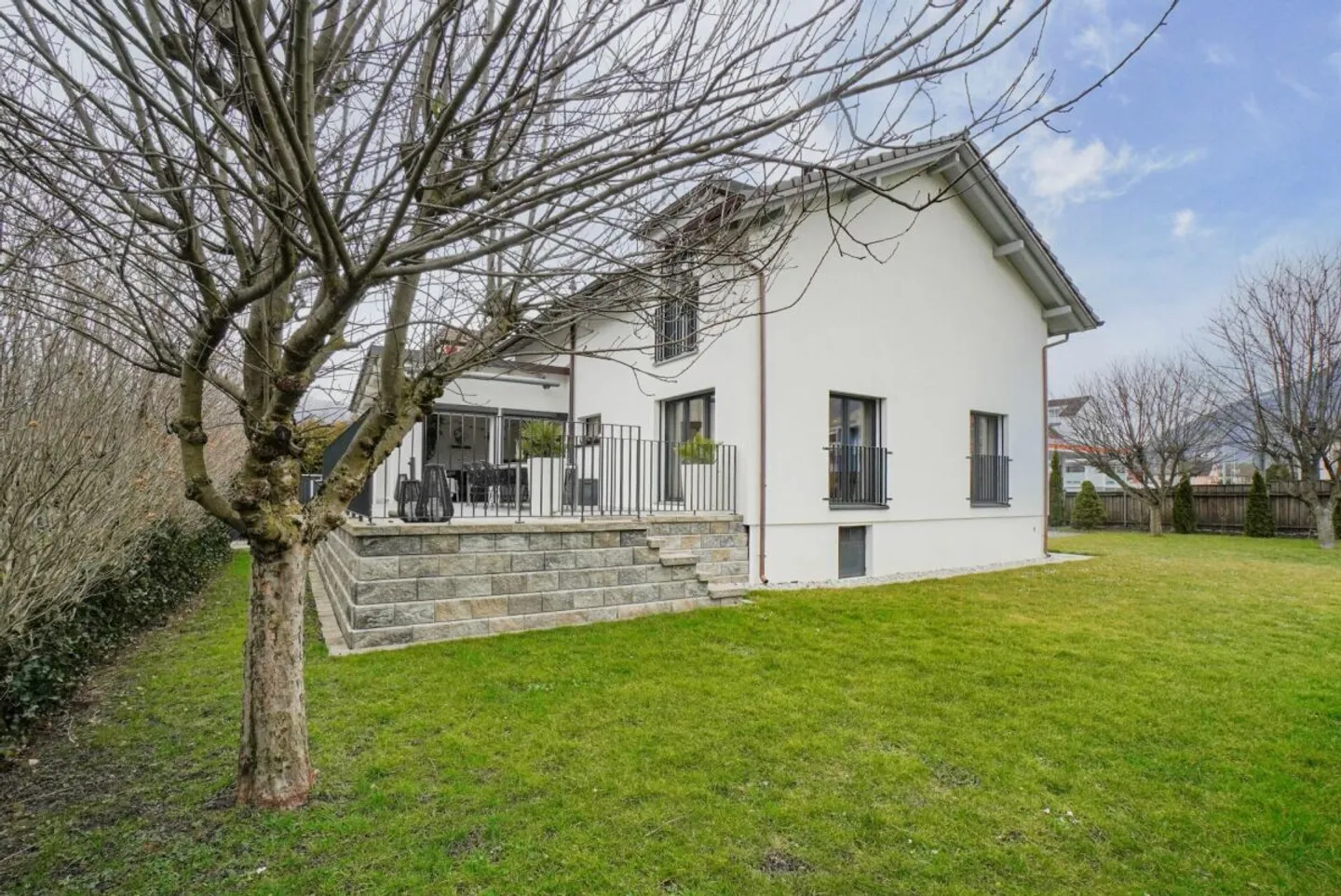NEUWERTIG UND STILVOLL:  6.5 ZIMMER EINFAMILIENHAUS MIT GROSSEM GARTEN - Foto 1 von 8