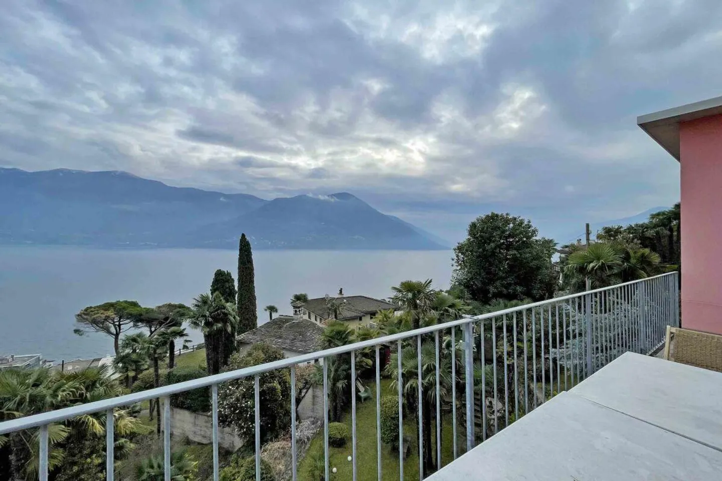 Casa plurifamiliare (8 unità abitative) con vista panoramica a Brissago - Foto 3 di 12