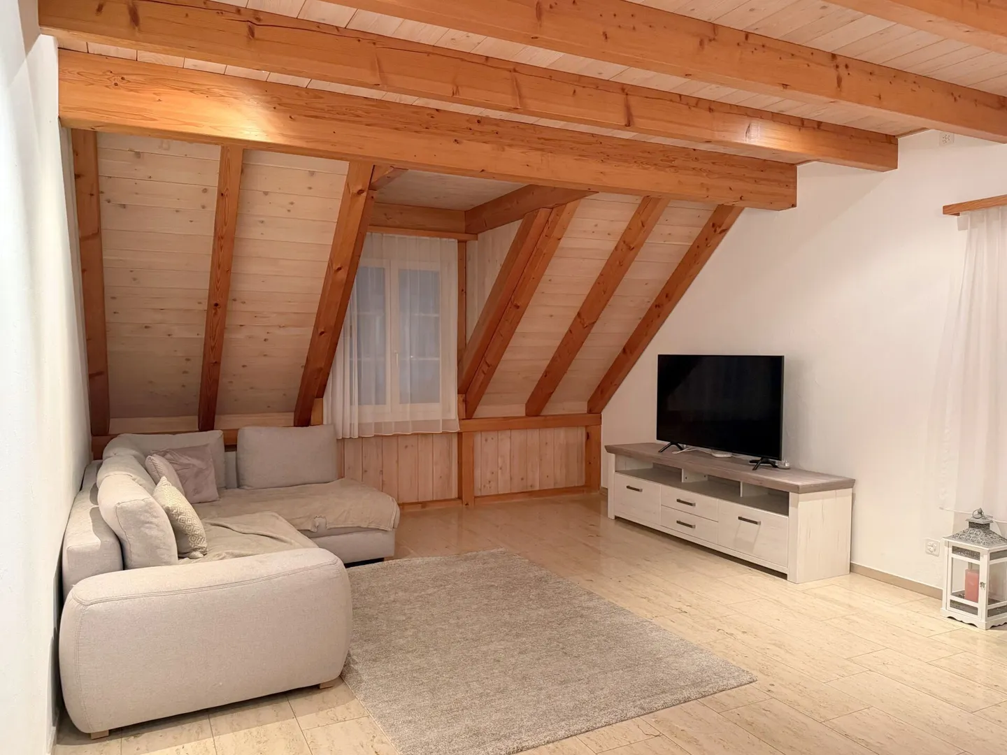 Très grand appartement de 4,5 pièces dans un bon emplacement à Lenzburg - Photo 2 sur 9