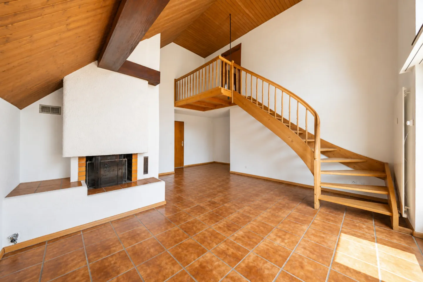 Appartement spacieux avec hauteurs sous plafond - Photo 4 sur 14