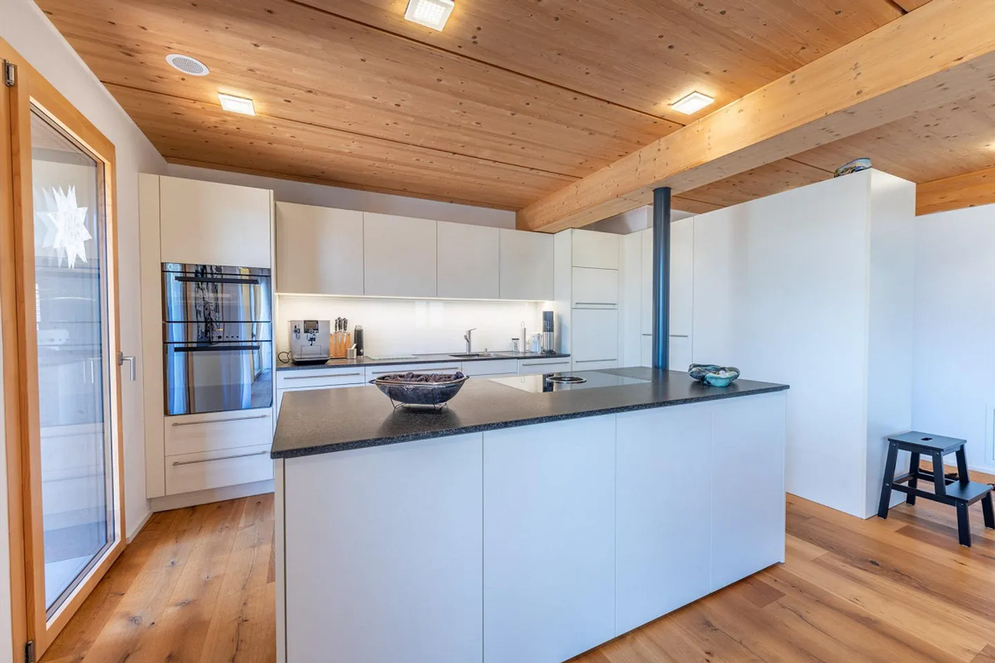 Spacious Living with 24 m² Terrace - Photo 5 of 13