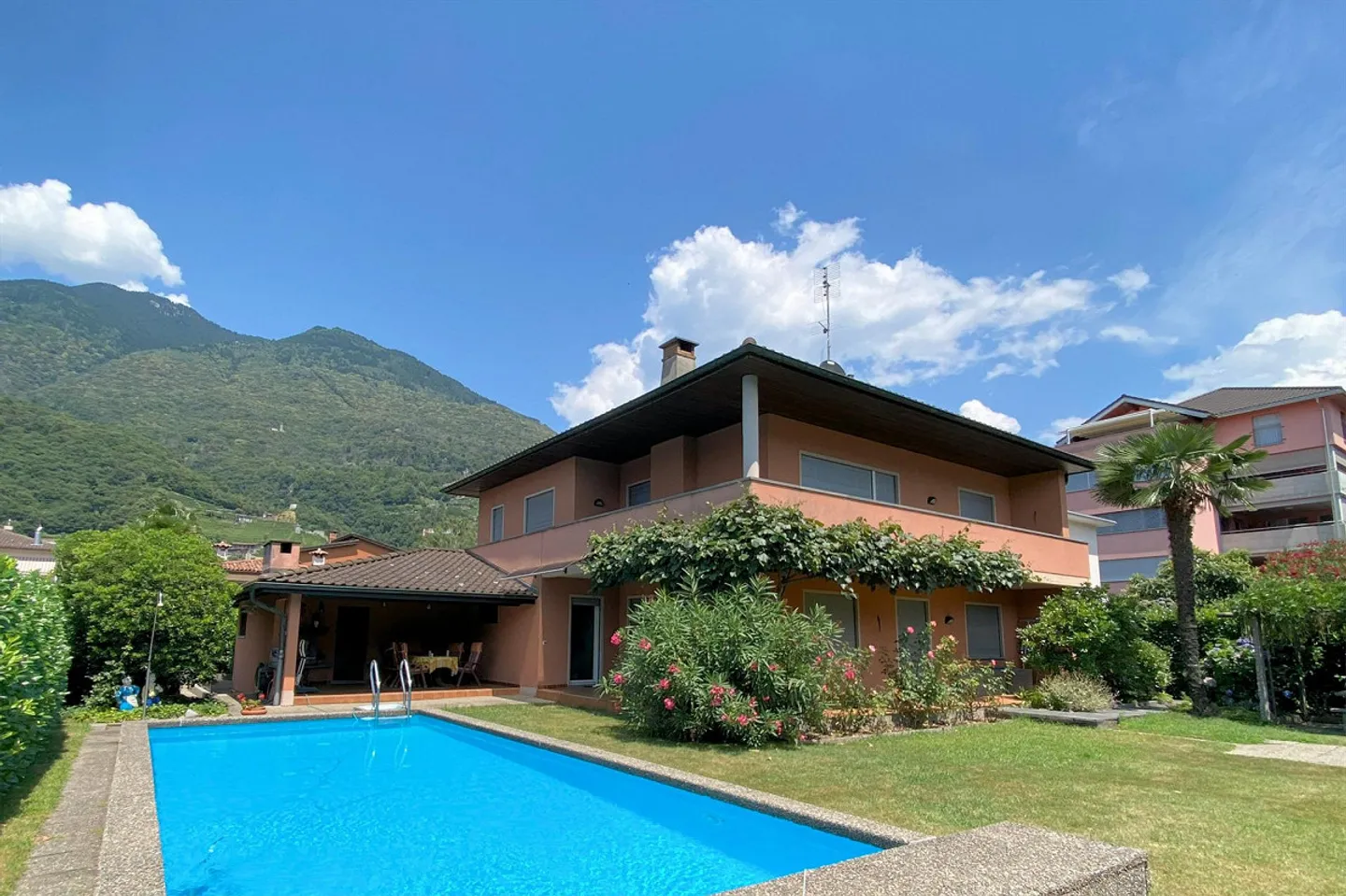 Geräumige Villa mit Schwimmbad in einer prestigeträchtigen Wohngegend - Foto 1 von 19