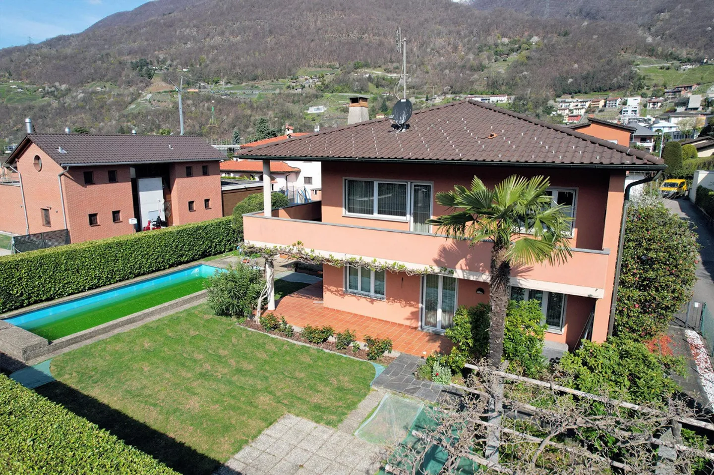 Geräumige Villa mit Schwimmbad in einer prestigeträchtigen Wohngegend - Foto 2 von 19