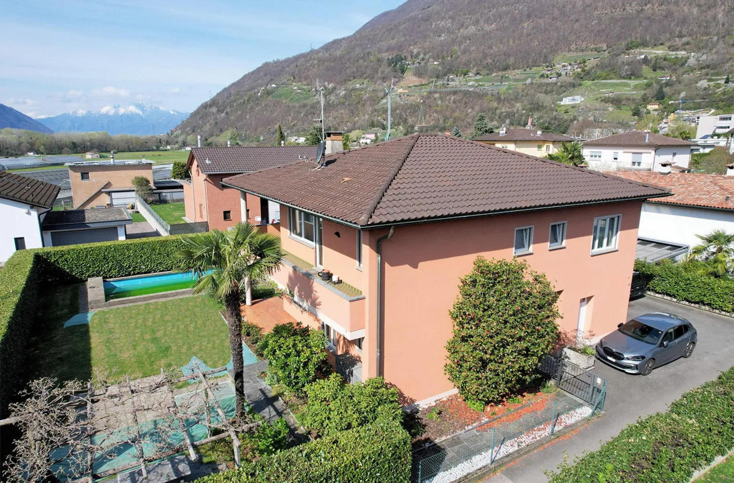 Geräumige Villa mit Schwimmbad in einer prestigeträchtigen Wohngegend - Foto 3 von 19