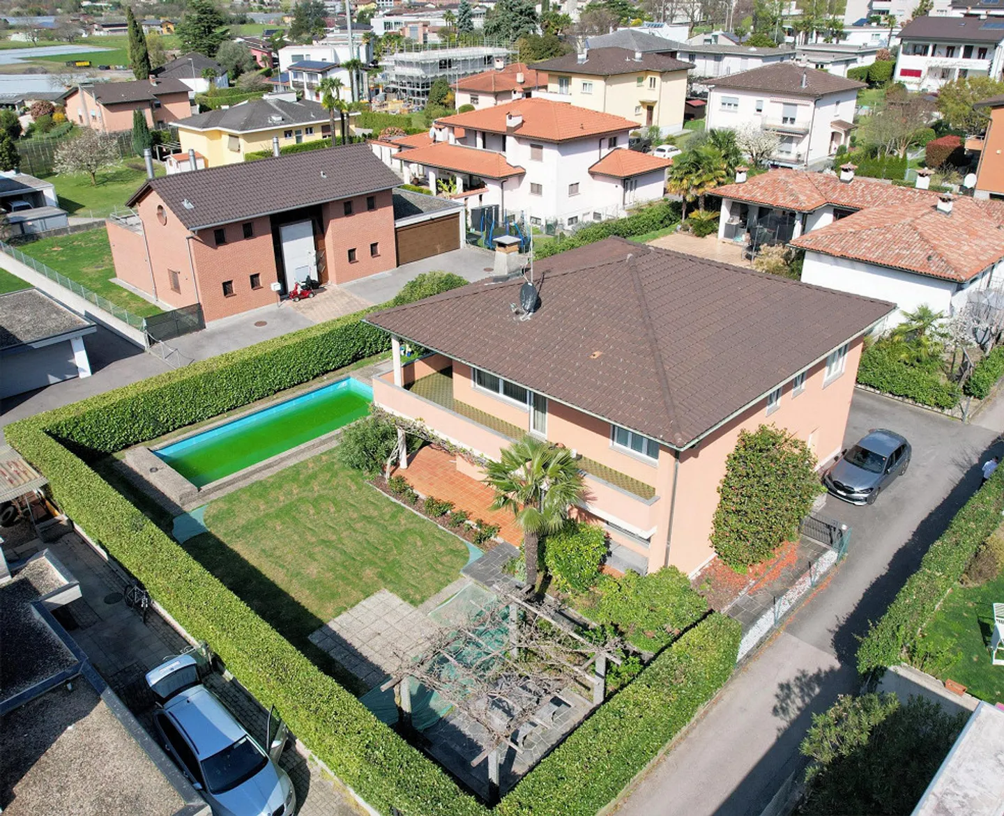 Geräumige Villa mit Schwimmbad in einer prestigeträchtigen Wohngegend - Foto 4 von 19