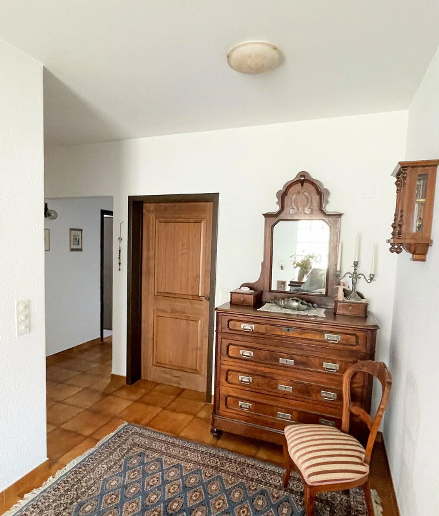 Geräumige Villa mit Schwimmbad in einer prestigeträchtigen Wohngegend - Foto 7 von 19