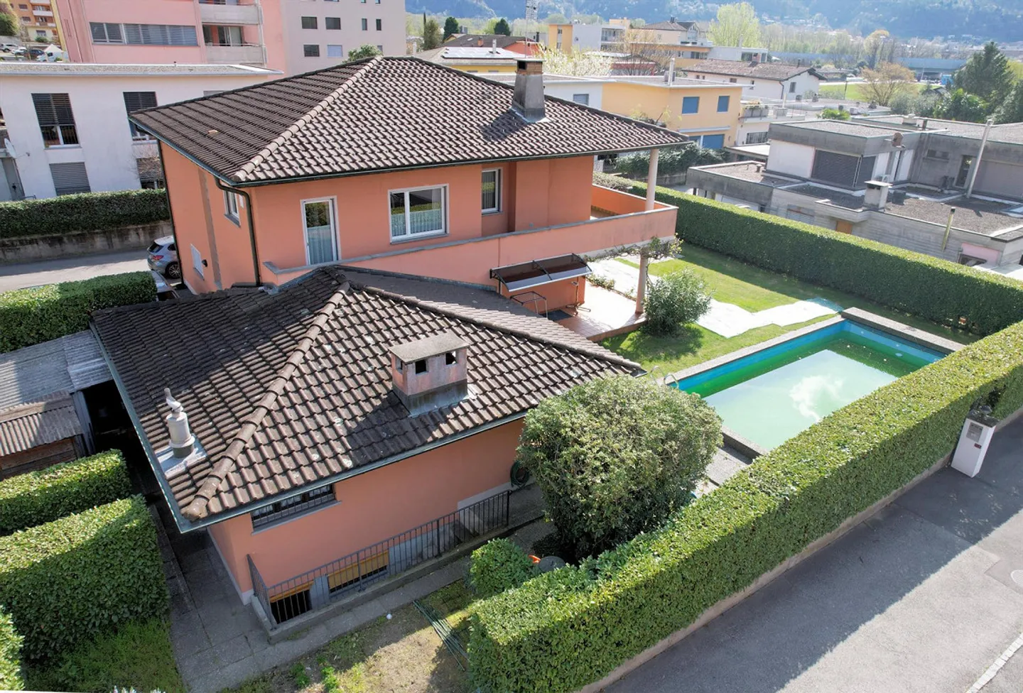 Geräumige Villa mit Schwimmbad in einer prestigeträchtigen Wohngegend - Foto 5 von 19