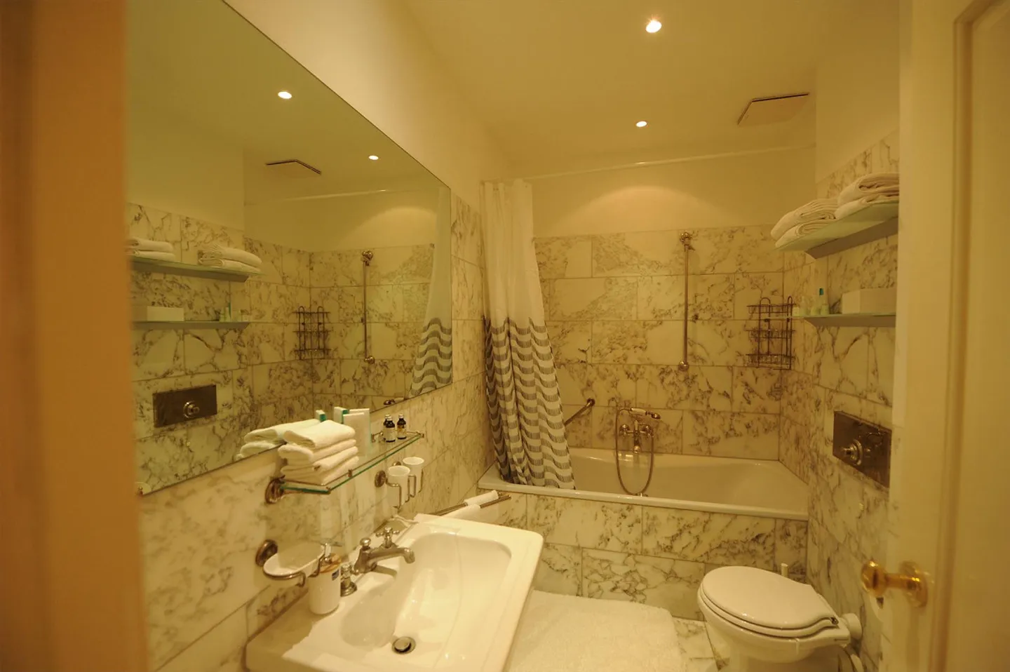 Luxuriöse und gemütliche Wohnung in einem Palast in Zürich - Foto 5 von 20