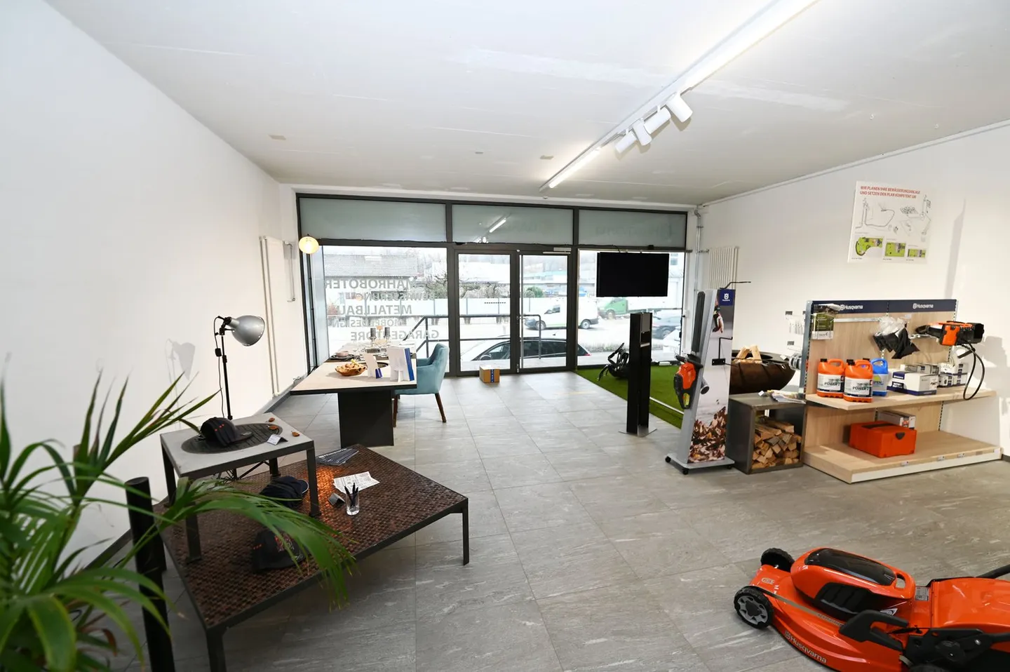 Ausstellung mit Fensterfront - Büro - Lager - PP - nähe Autobahnausfahrt - Foto 2 von 15