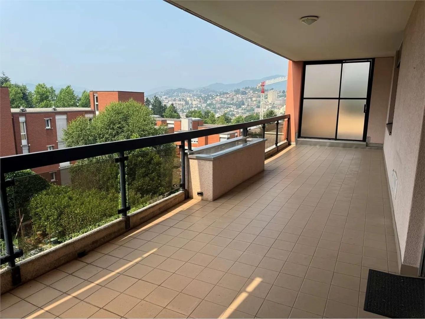 Penthouse de 3,5 pièces de 145 m² avec grandes terrasses et vue dégagée - Photo 6 sur 13